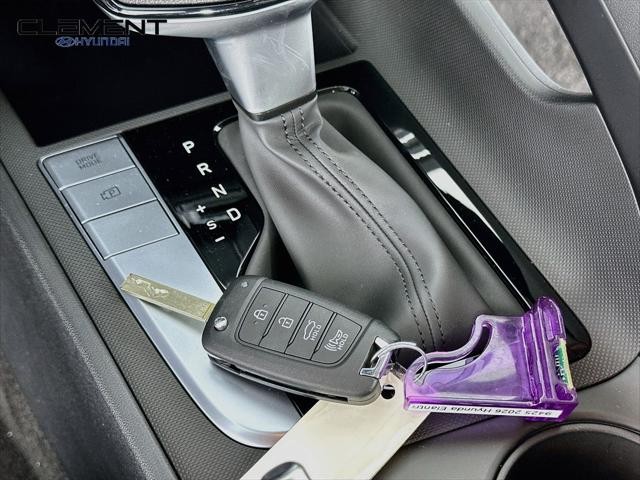 Hyundai Elantra Vehicle Full-screen Gallery Image 20