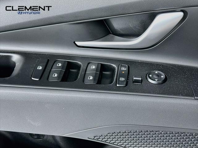 Hyundai Elantra Vehicle Full-screen Gallery Image 21