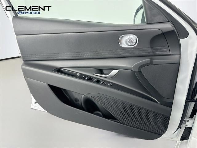 Hyundai Elantra Vehicle Full-screen Gallery Image 22