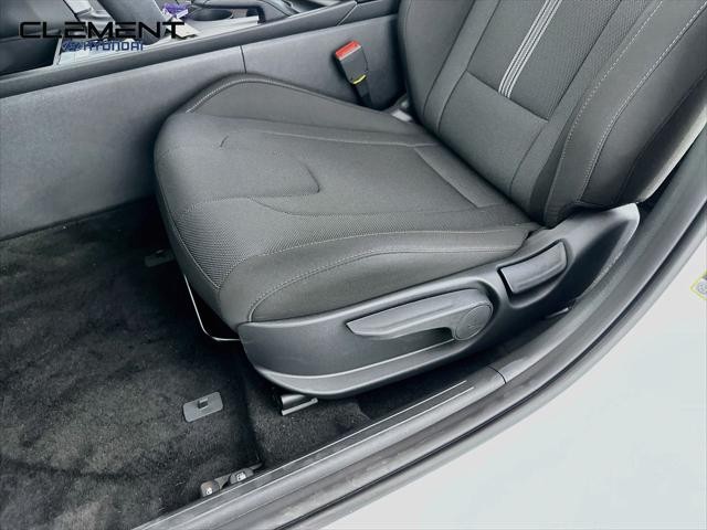 Hyundai Elantra Vehicle Full-screen Gallery Image 23