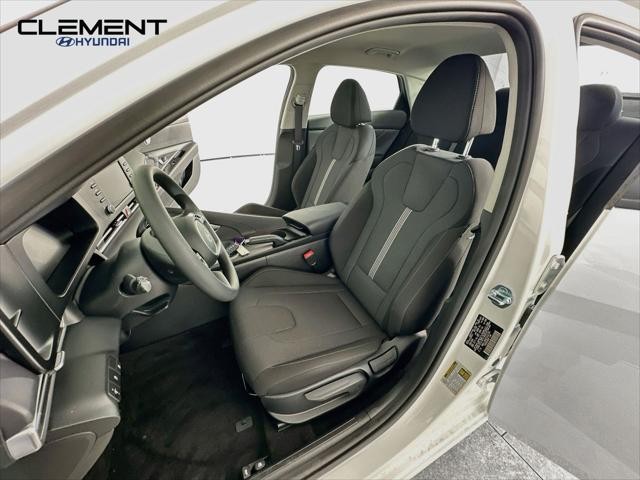 Hyundai Elantra Vehicle Full-screen Gallery Image 24