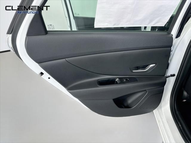 Hyundai Elantra Vehicle Full-screen Gallery Image 25