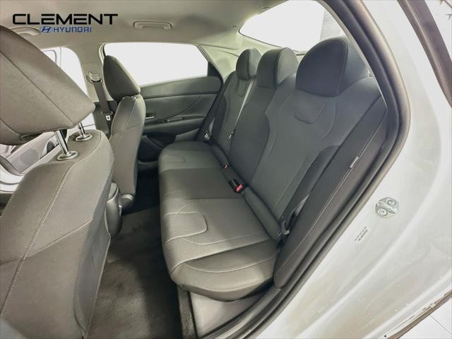 Hyundai Elantra Vehicle Full-screen Gallery Image 26