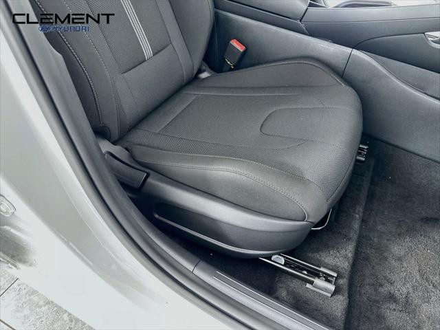Hyundai Elantra Vehicle Full-screen Gallery Image 27
