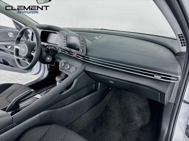 Hyundai Elantra Vehicle Full-screen Gallery Image 28