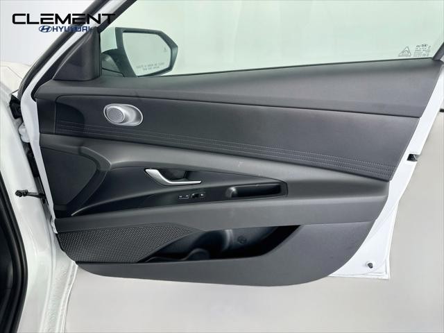 Hyundai Elantra Vehicle Full-screen Gallery Image 29