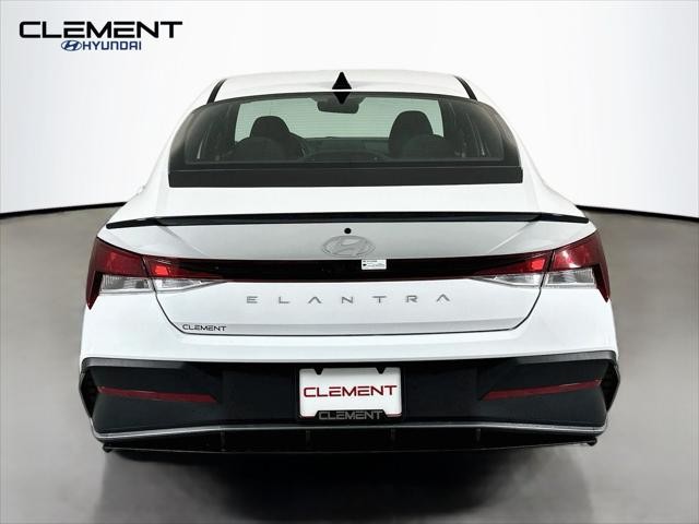 Hyundai Elantra Vehicle Full-screen Gallery Image 7