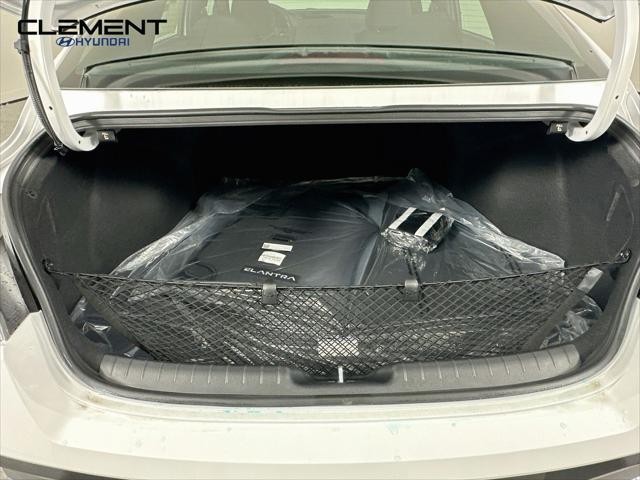 Hyundai Elantra Vehicle Full-screen Gallery Image 9