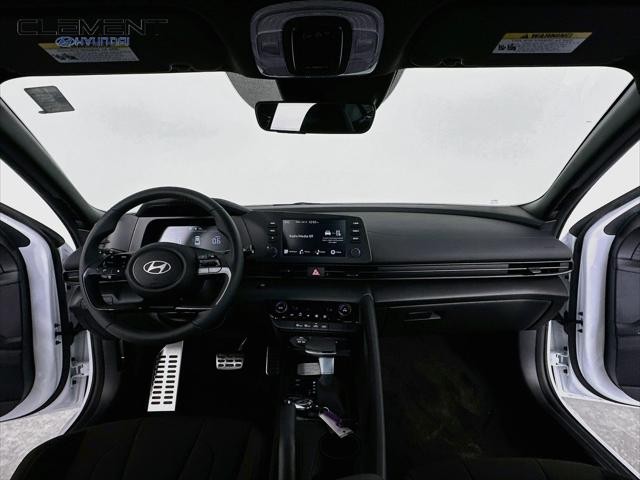 Hyundai Elantra Vehicle Full-screen Gallery Image 11