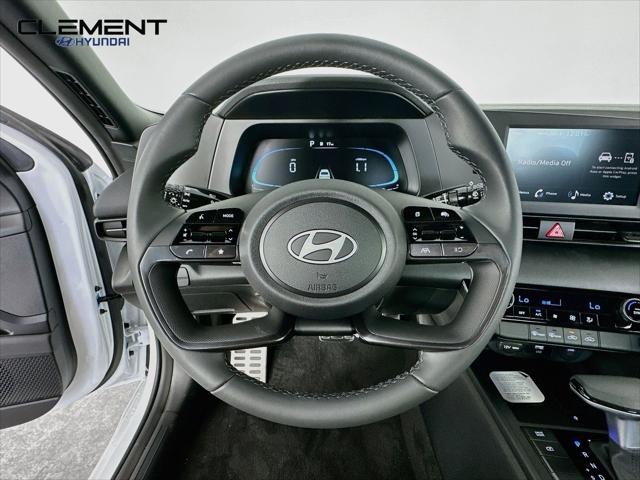 Hyundai Elantra Vehicle Full-screen Gallery Image 13