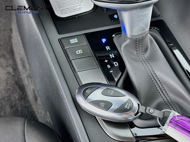 Hyundai Elantra Vehicle Full-screen Gallery Image 20
