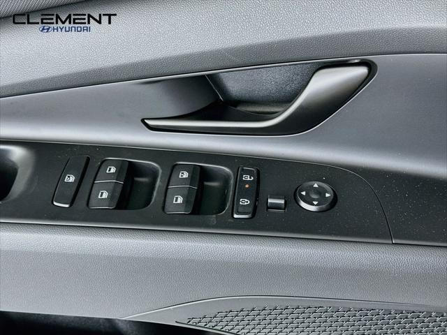 Hyundai Elantra Vehicle Full-screen Gallery Image 21