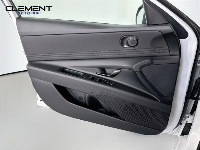 Hyundai Elantra Vehicle Full-screen Gallery Image 22
