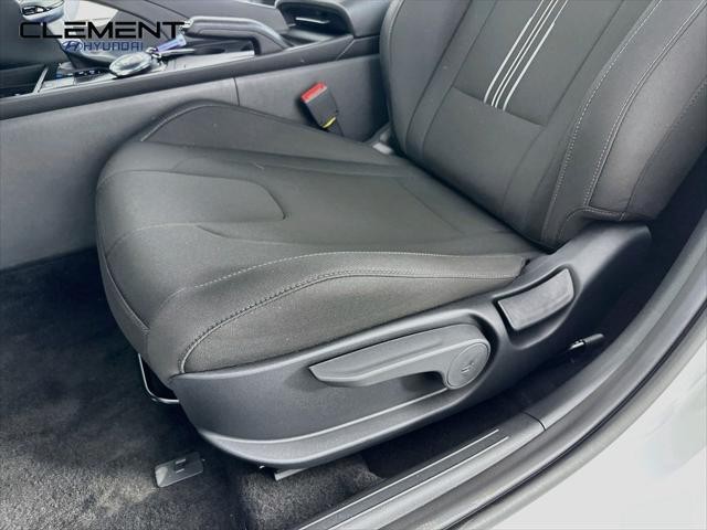 Hyundai Elantra Vehicle Full-screen Gallery Image 23