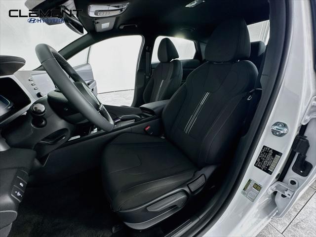 Hyundai Elantra Vehicle Full-screen Gallery Image 24