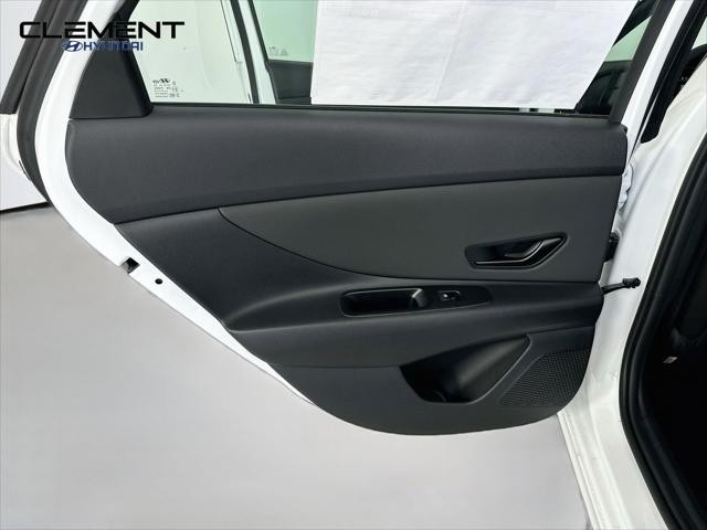 Hyundai Elantra Vehicle Full-screen Gallery Image 25