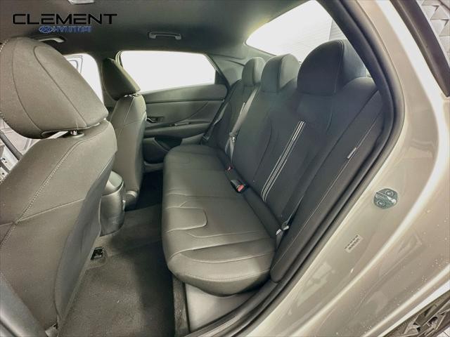 Hyundai Elantra Vehicle Full-screen Gallery Image 26