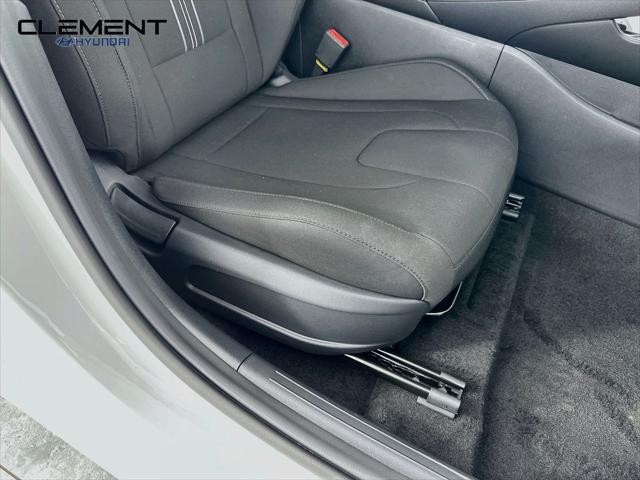 Hyundai Elantra Vehicle Full-screen Gallery Image 27