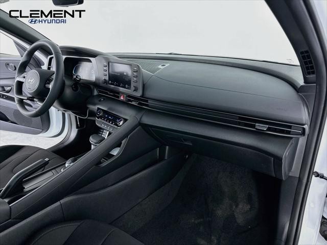 Hyundai Elantra Vehicle Full-screen Gallery Image 28