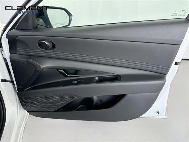 Hyundai Elantra Vehicle Full-screen Gallery Image 29