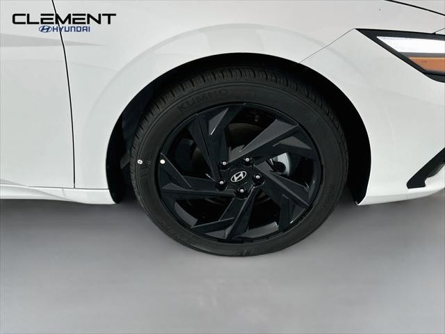 Hyundai Elantra Vehicle Full-screen Gallery Image 30