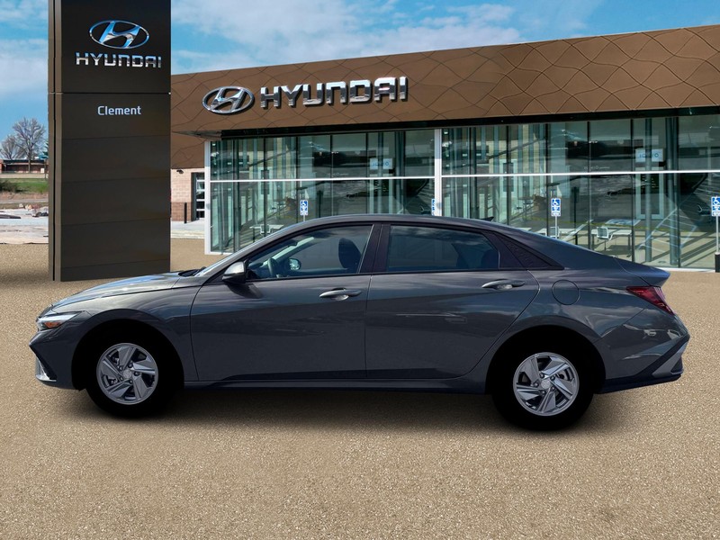 Hyundai Elantra Vehicle Full-screen Gallery Image 3