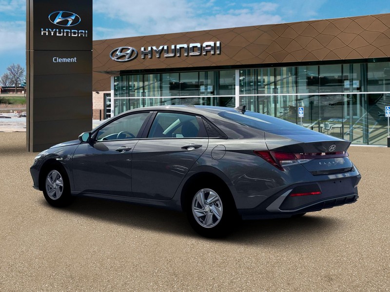 Hyundai Elantra Vehicle Full-screen Gallery Image 4