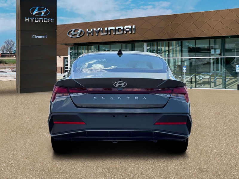 Hyundai Elantra Vehicle Full-screen Gallery Image 6