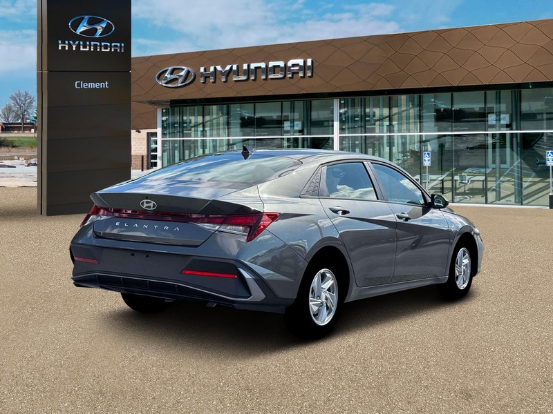 Hyundai Elantra Vehicle Full-screen Gallery Image 7