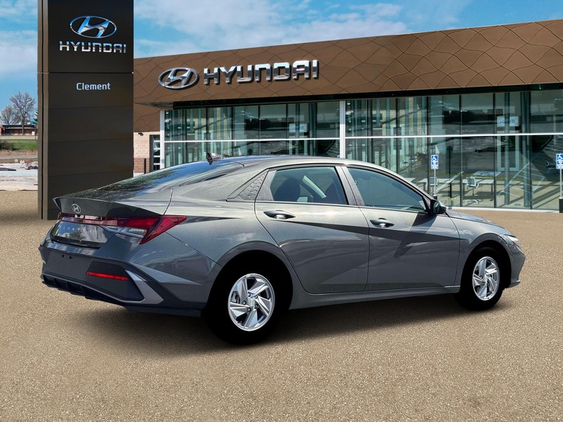 Hyundai Elantra Vehicle Full-screen Gallery Image 8