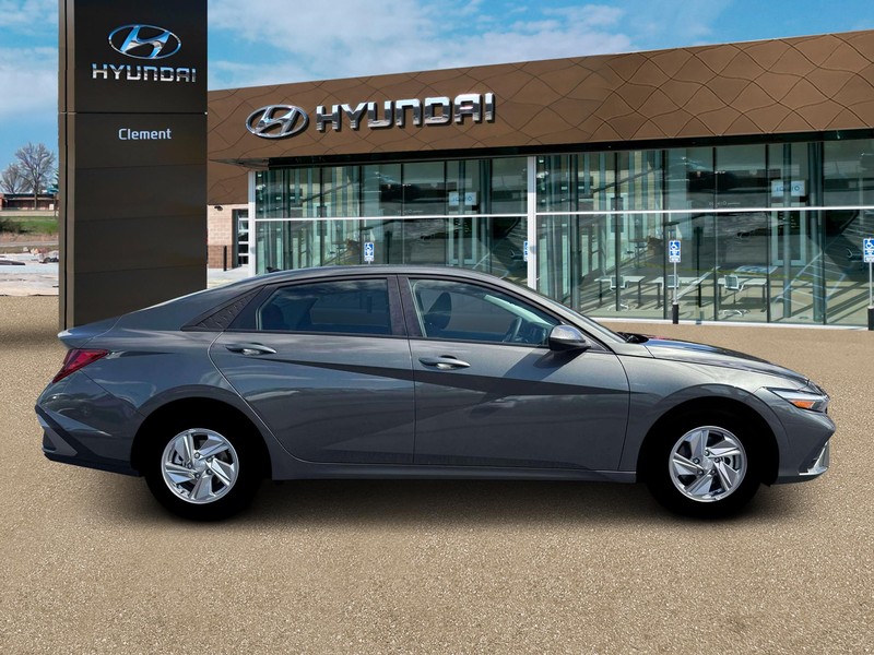 Hyundai Elantra Vehicle Full-screen Gallery Image 9