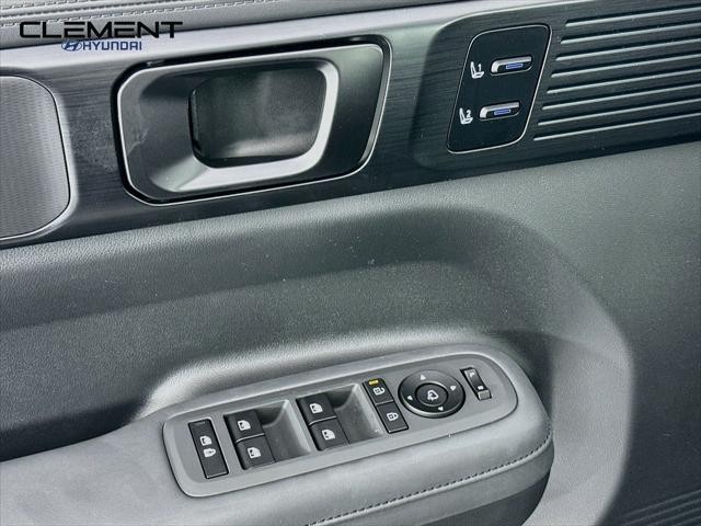 Hyundai Santa Fe Vehicle Full-screen Gallery Image 24