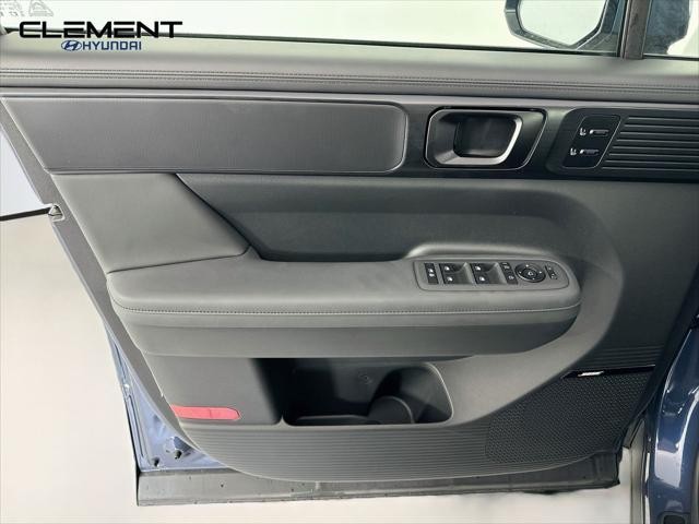 Hyundai Santa Fe Vehicle Full-screen Gallery Image 25