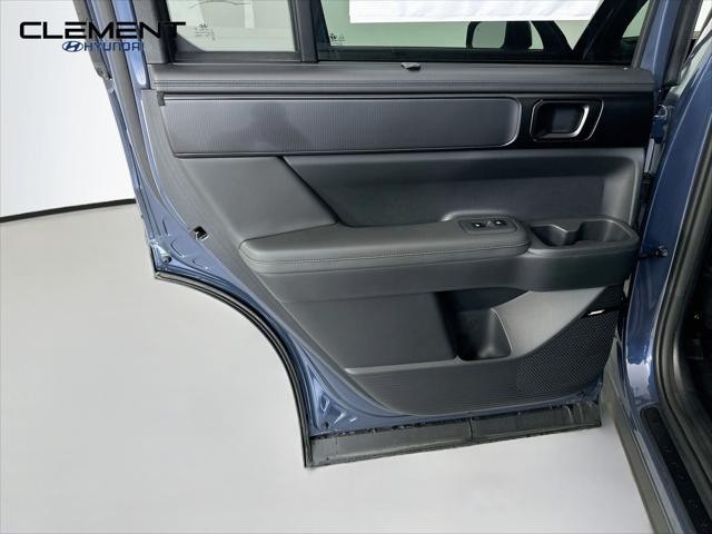 Hyundai Santa Fe Vehicle Full-screen Gallery Image 28