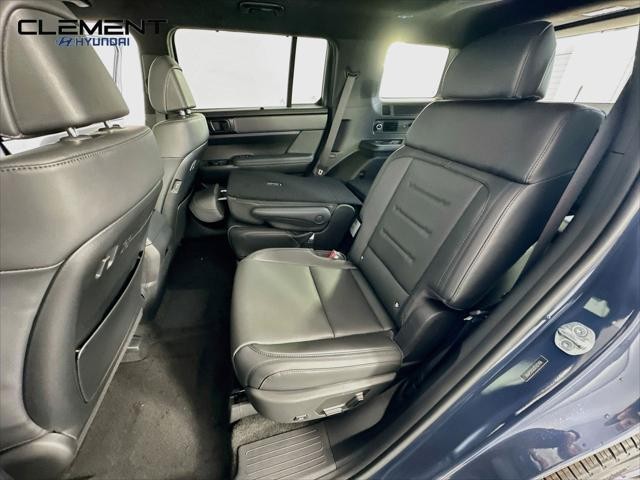 Hyundai Santa Fe Vehicle Full-screen Gallery Image 29