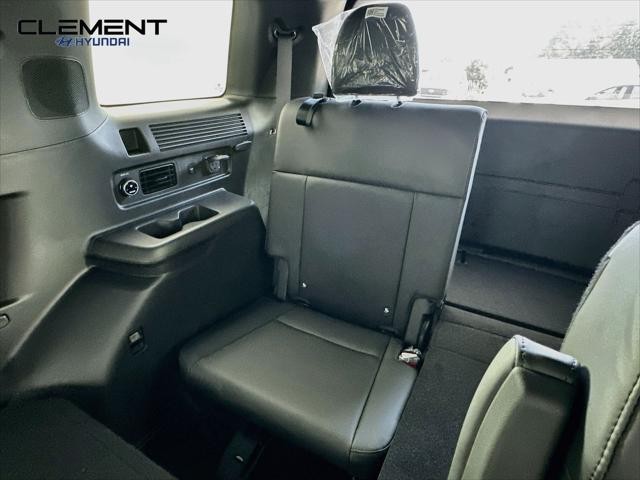 Hyundai Santa Fe Vehicle Full-screen Gallery Image 30