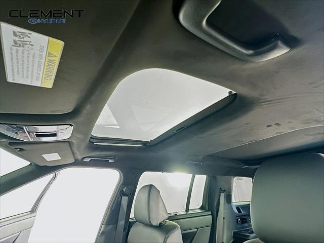 Hyundai Santa Fe Hybrid Vehicle Full-screen Gallery Image 22