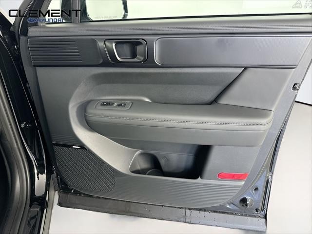 Hyundai Santa Fe Hybrid Vehicle Full-screen Gallery Image 32