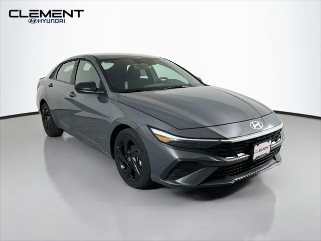 Hyundai Elantra Vehicle Full-screen Gallery Image 3