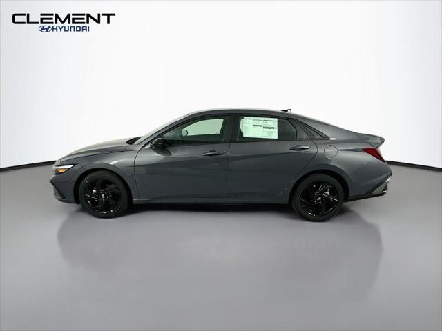 Hyundai Elantra Vehicle Full-screen Gallery Image 4
