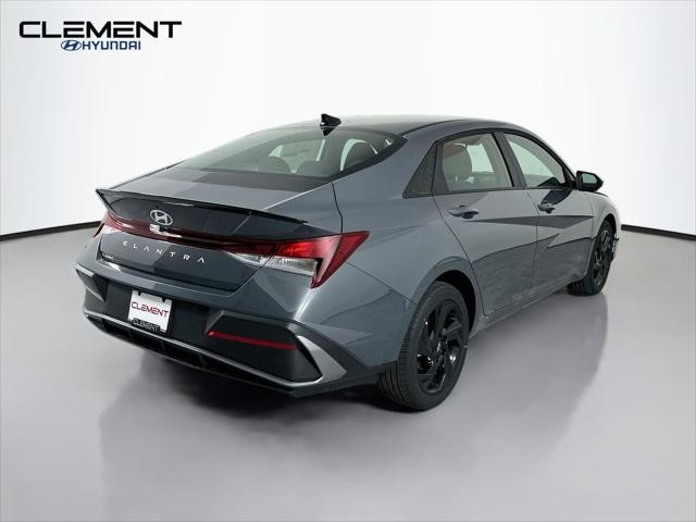 Hyundai Elantra Vehicle Full-screen Gallery Image 6