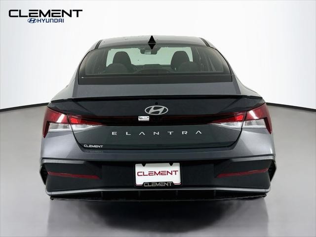 Hyundai Elantra Vehicle Full-screen Gallery Image 7