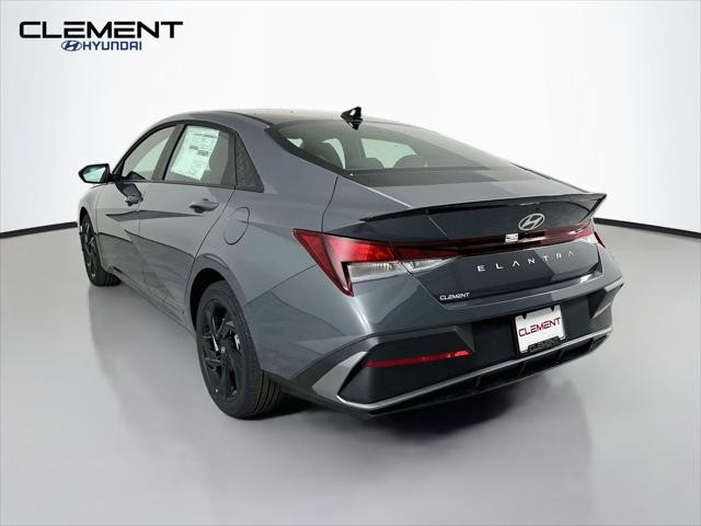 Hyundai Elantra Vehicle Full-screen Gallery Image 8