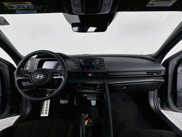Hyundai Elantra Vehicle Full-screen Gallery Image 11