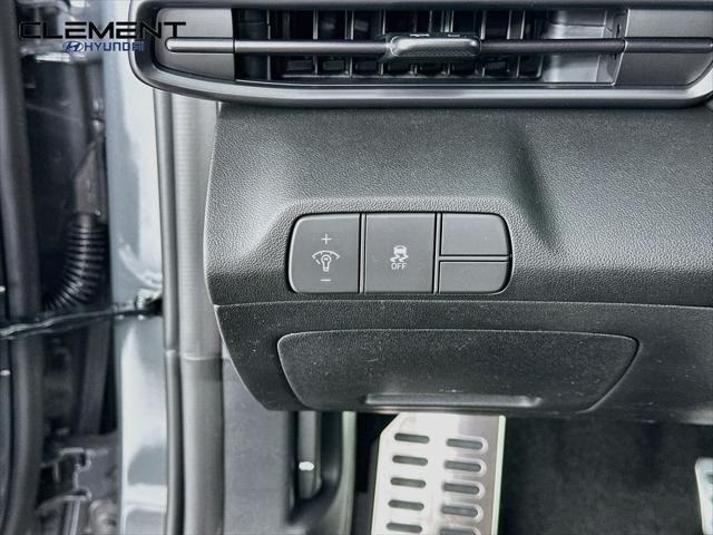 Hyundai Elantra Vehicle Full-screen Gallery Image 12