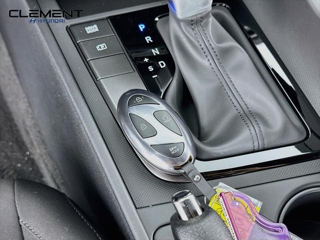Hyundai Elantra Vehicle Full-screen Gallery Image 20