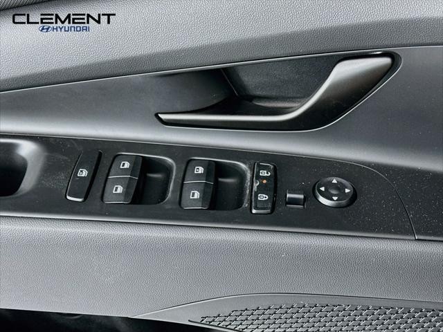 Hyundai Elantra Vehicle Full-screen Gallery Image 21