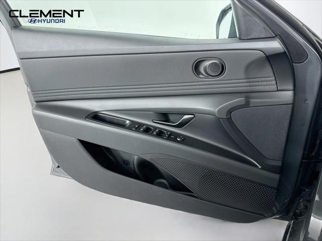 Hyundai Elantra Vehicle Full-screen Gallery Image 22