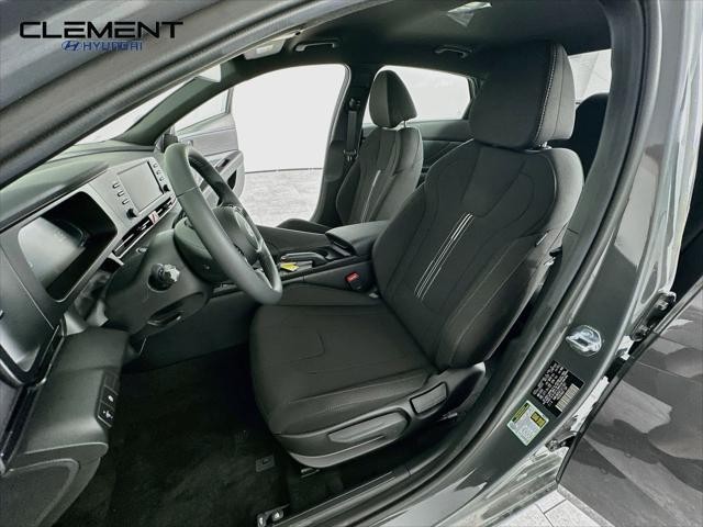 Hyundai Elantra Vehicle Full-screen Gallery Image 24