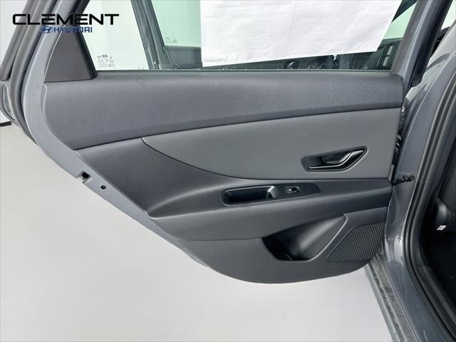 Hyundai Elantra Vehicle Full-screen Gallery Image 25